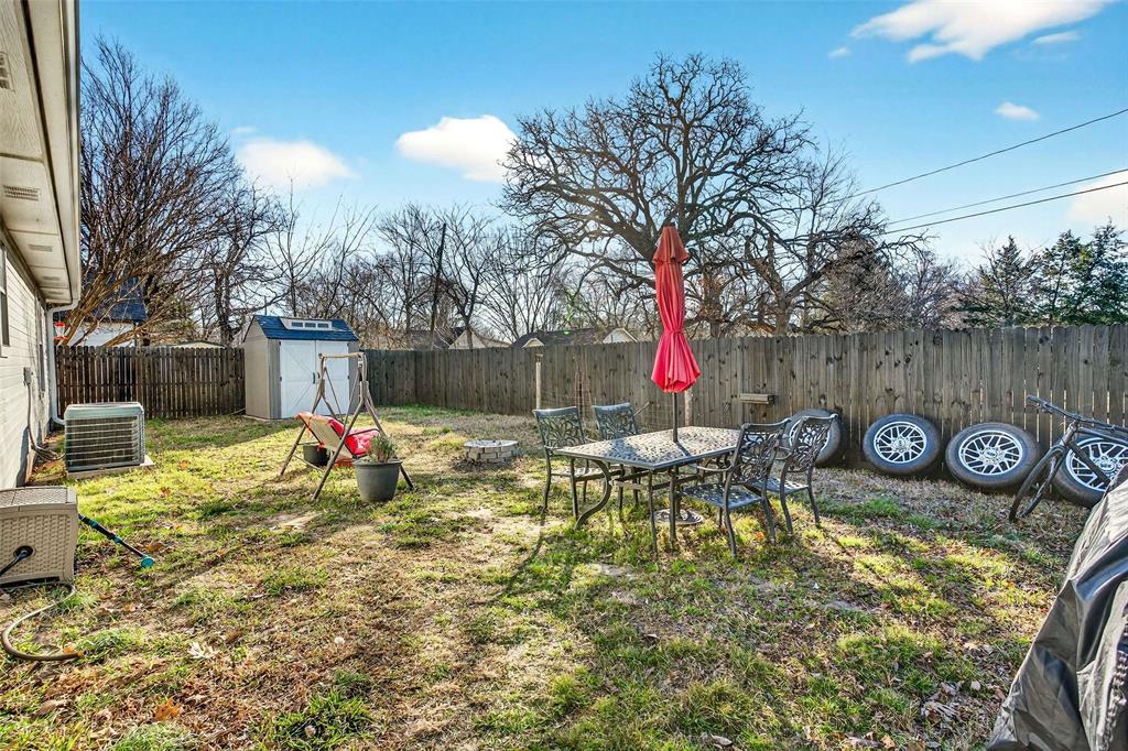 1001 South 4th Street Bonham, TX 75418 - Photo 21 of 27 a view of a house with backyard and sitting area