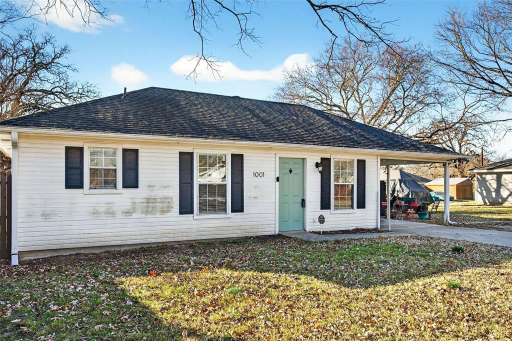 1001 South 4th Street Bonham, TX 75418 - Photo 4 of 27 a view of a house with a garden