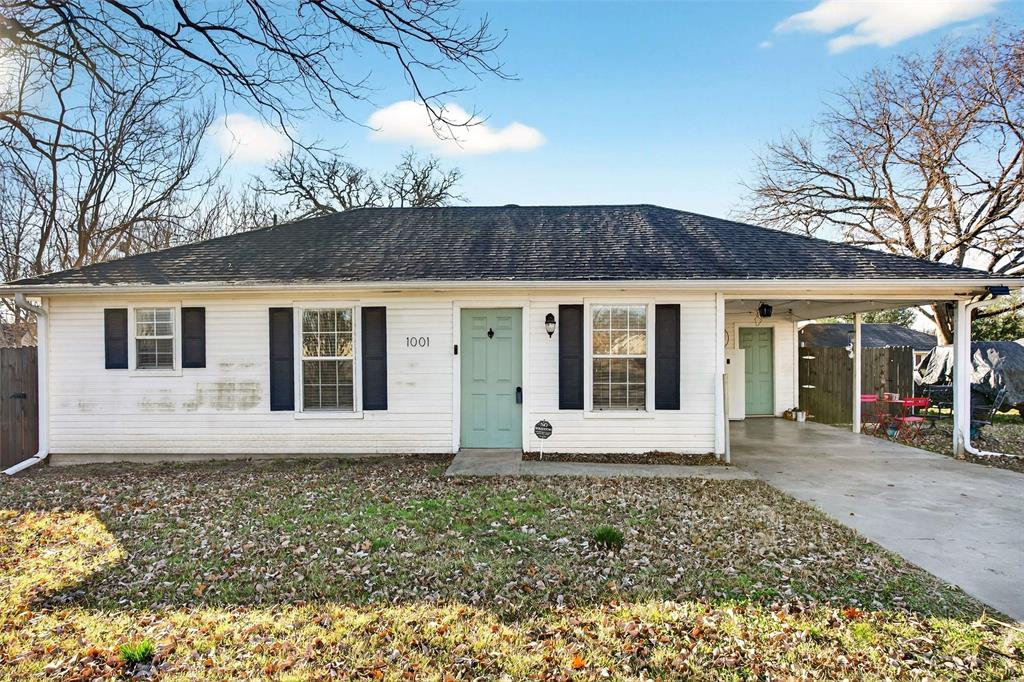 1001 South 4th Street Bonham, TX 75418 - Photo 5 of 27 front view of a house with a porch