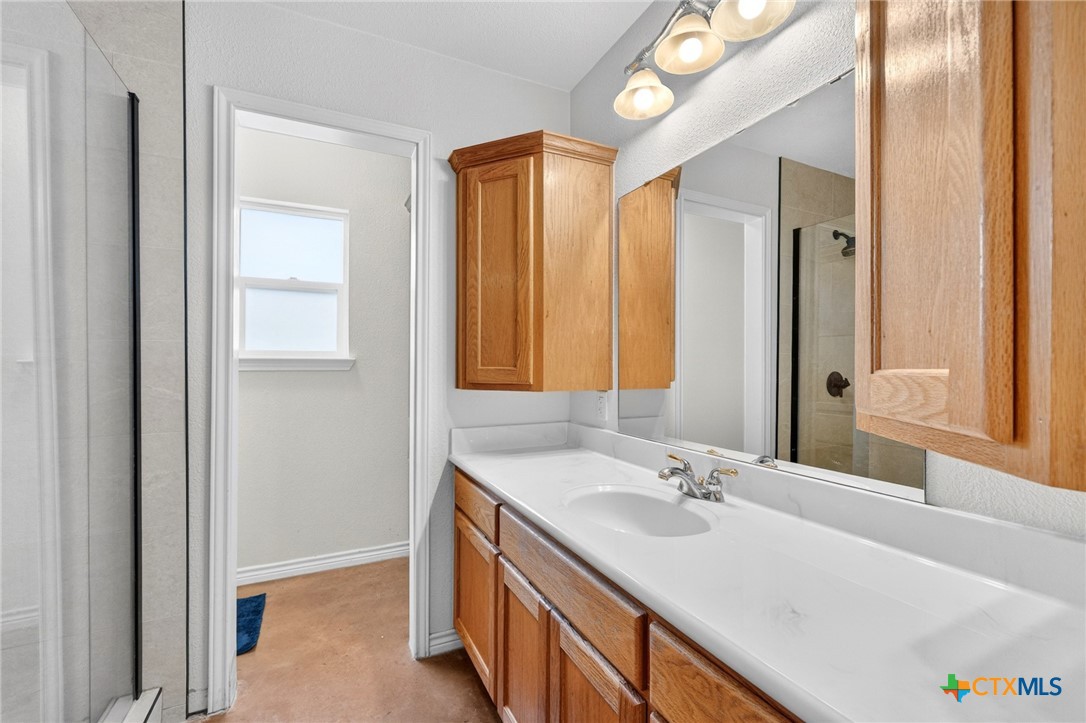 421 Sunset Ridge Drive Killeen, TX 76549 - Photo 13 of 47 a bathroom with a sink double vanity and a mirror