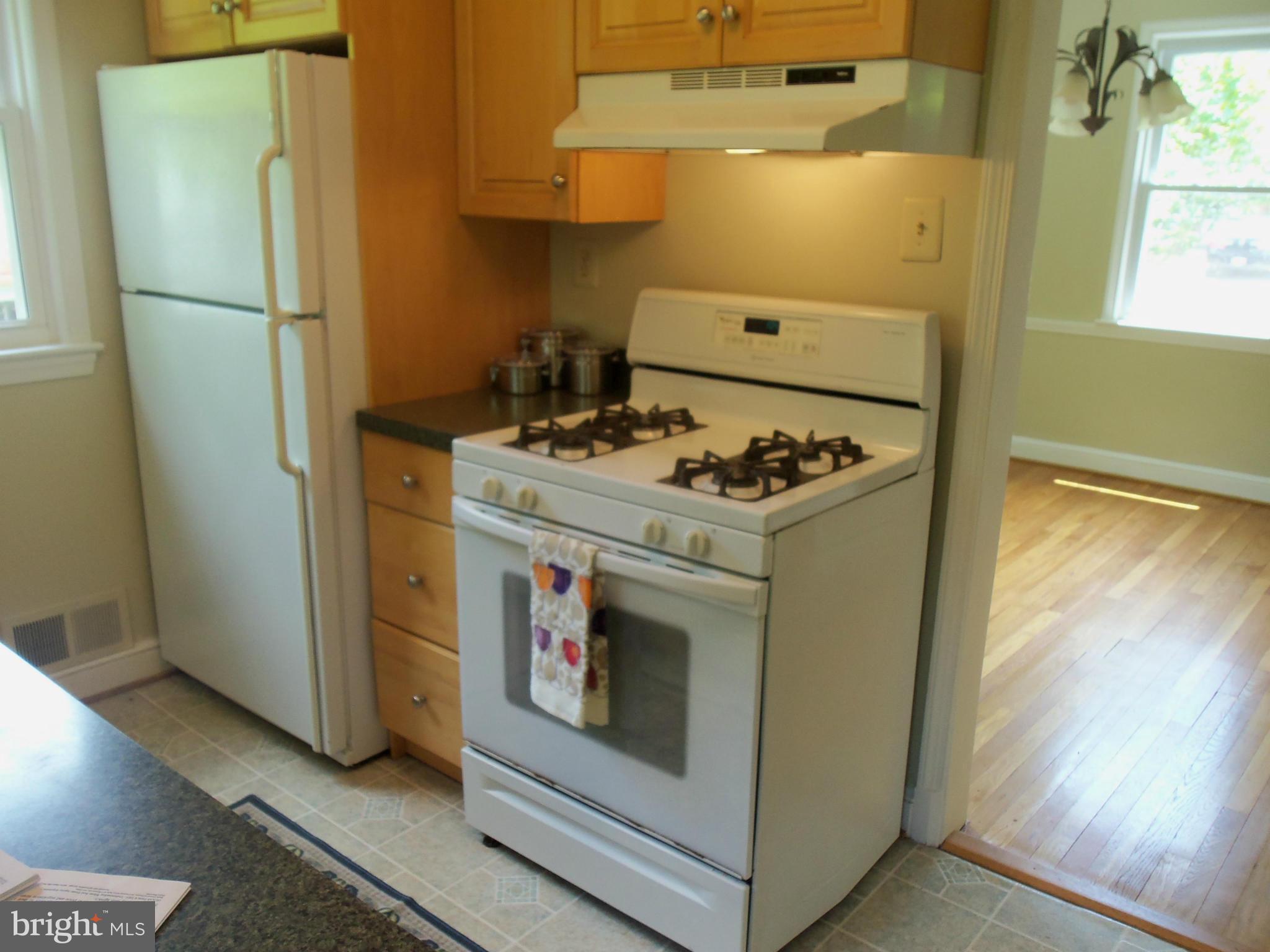 405 Penwood Road Silver Spring, MD 20901 - Photo 3 of 25 a utility room with dryer and washer