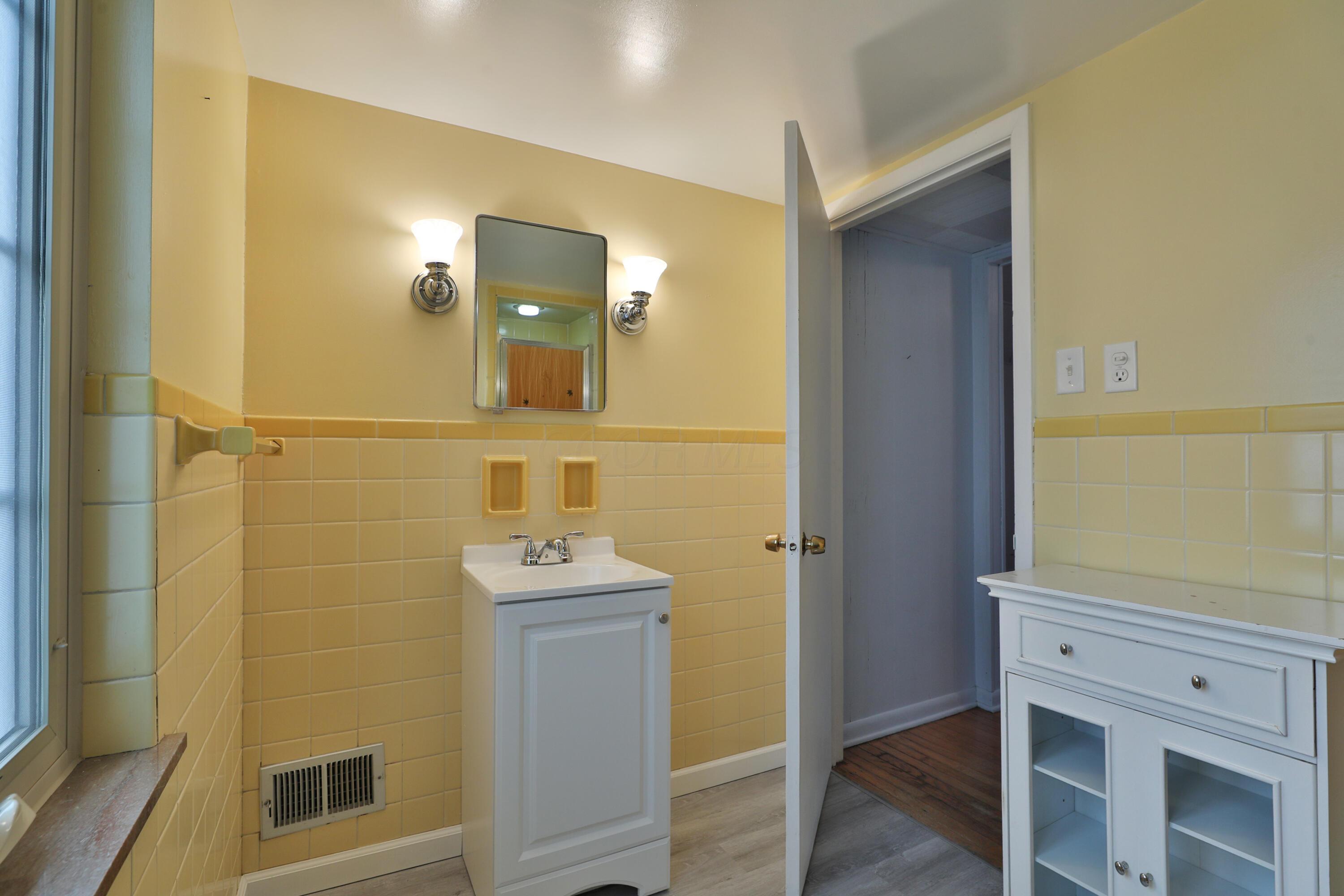 2620 Wellesley Road Columbus, OH 43209 - Photo 18 of 32 Upstairs Bath