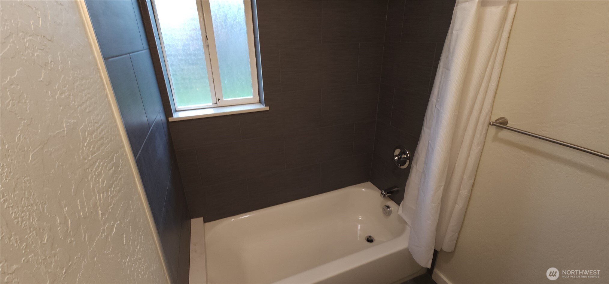 2350 East Pioneer Road Port Angeles, WA 98362 - Photo 33 of 40 a bathroom with a bathtub