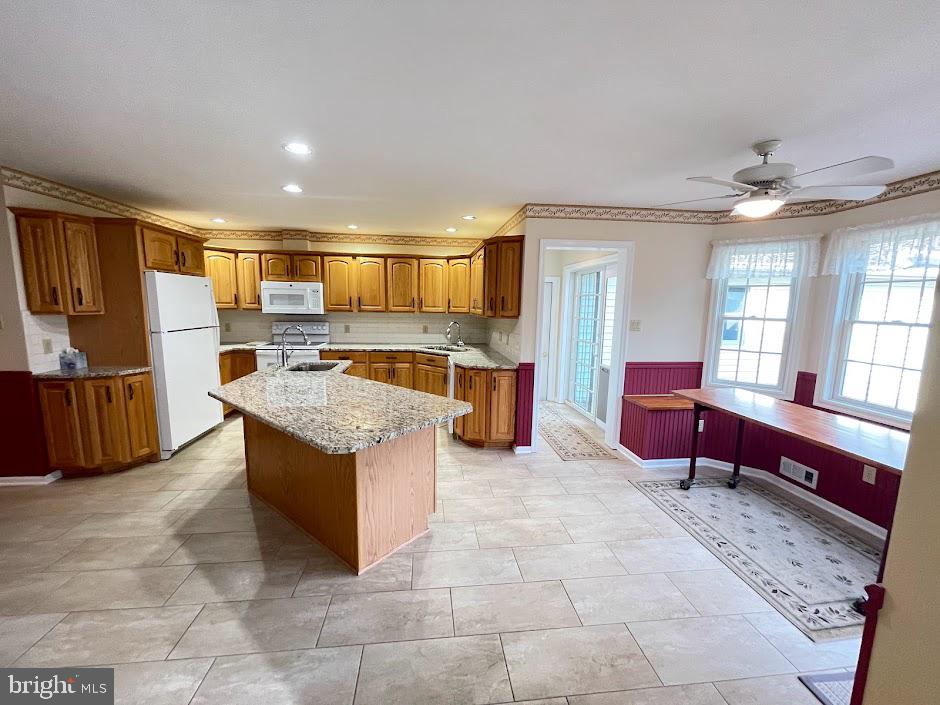 25 Tournament Way Hazleton, PA 18202 - Photo 19 of 66 Eat in kitchen open to living room