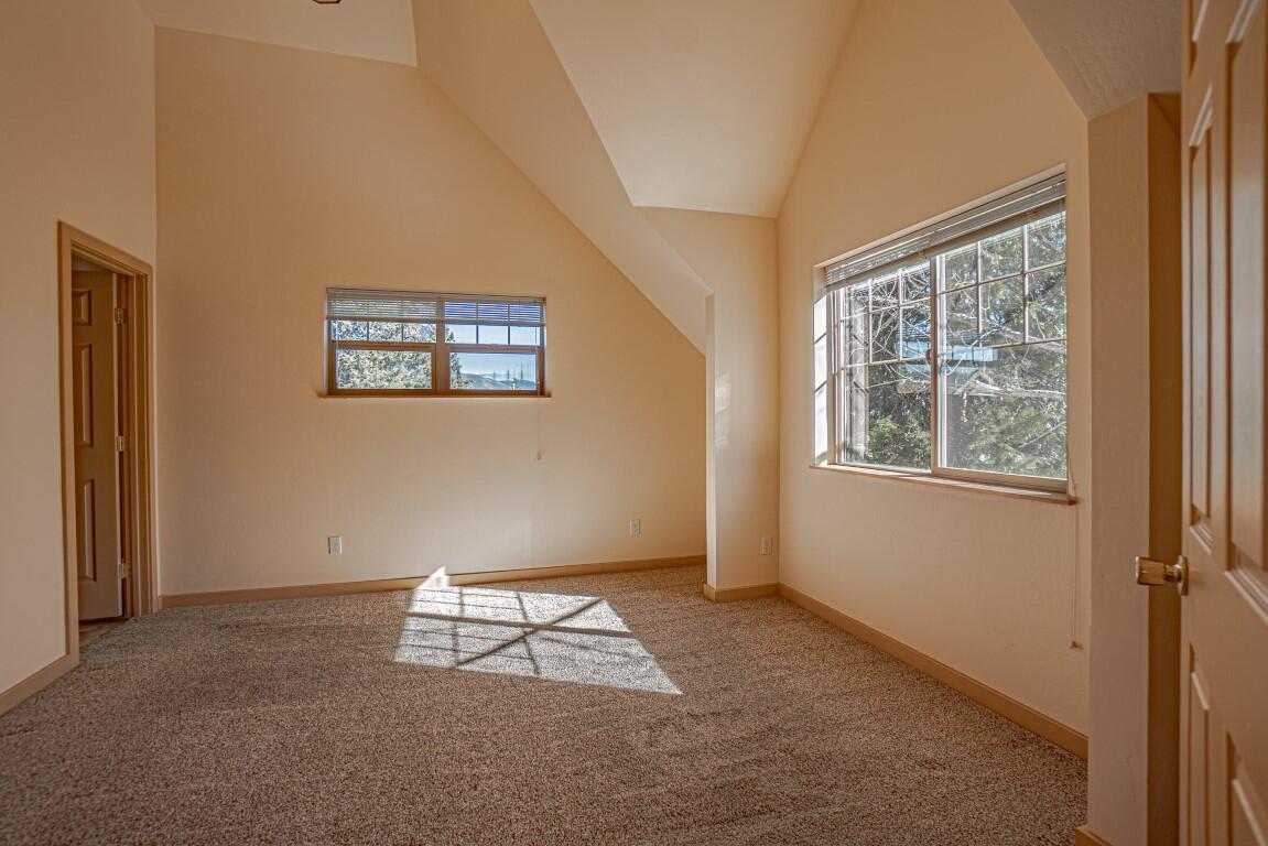 913 Bellview Avenue Ashland, OR 97520 - Photo 16 of 29 Upstairs Vaulted Primary