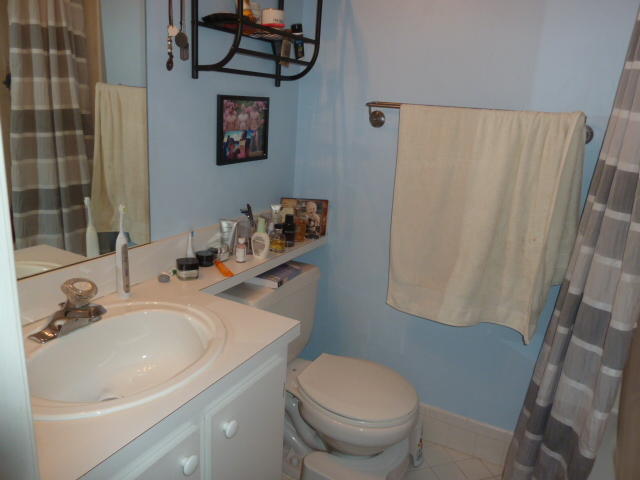 812 Jeffery Street Boca Raton, FL 33487 - Photo 17 of 17 Bath with Tub