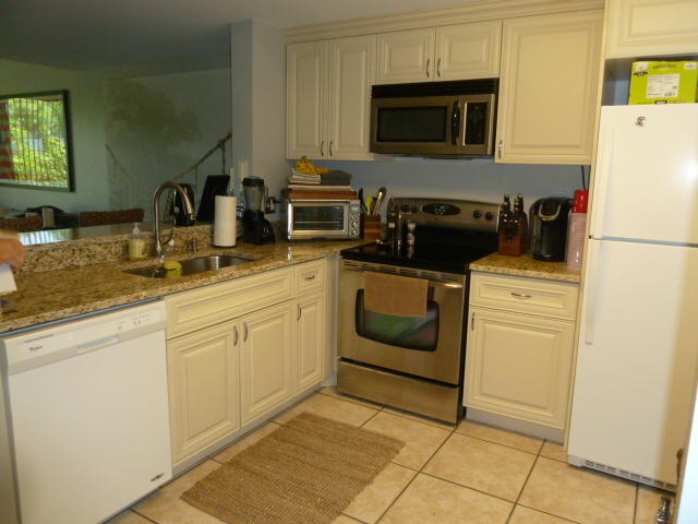 812 Jeffery Street Boca Raton, FL 33487 - Photo 3 of 17 Kitchen