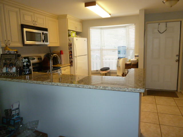 812 Jeffery Street Boca Raton, FL 33487 - Photo 4 of 17 Kitchen