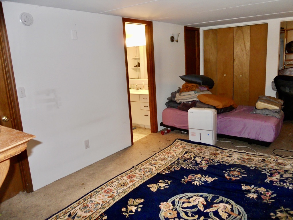 108 Kenneth Circle Elgin, IL 60120 - Photo 21 of 28 a living room with furniture