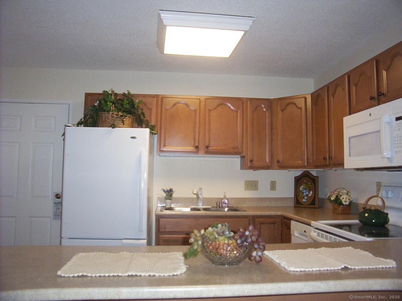 40 Firetown Road, Unit 39 Simsbury, CT 06070 - Photo 21 of 37 FULLY APPLIANCED UPDATED KITCHEN WITH WHITE APPLIANCES AND PARQUET FLOOR