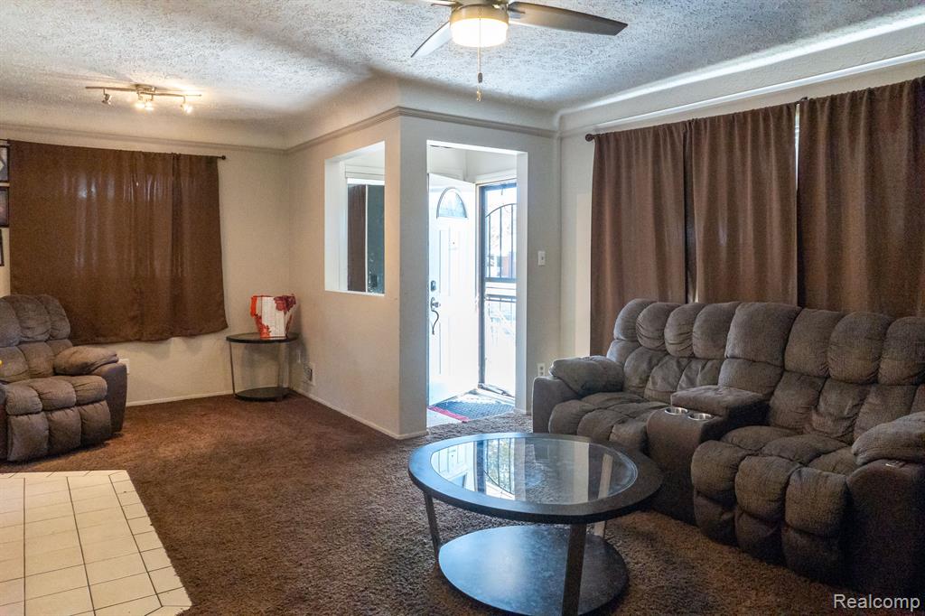 24555 Ridgecroft Avenue Eastpointe, MI 48021 - Photo 3 of 34