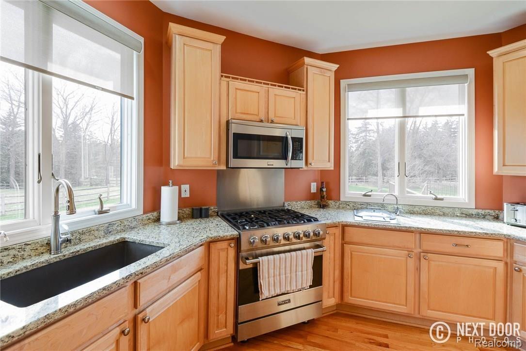 4886 Pleasant Valley Road Brighton, MI 48114 - Photo 10 of 51 Bright and sunny kitchen, Viking stove is gas range and electric convection oven. Built in steamer!