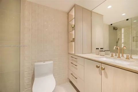 $1,800,000 | 2301 Collins Avenue, Unit 526, Miami Beach, FL 33139