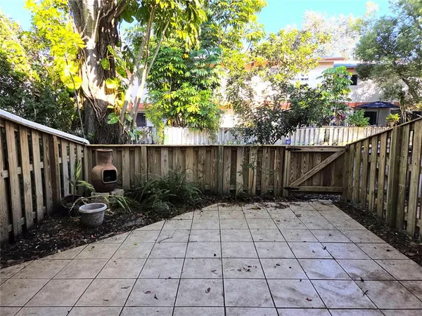 a view of a backyard