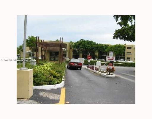 8075 Southwest 107th Avenue, Unit 305 Miami, FL 33173 - Photo 3 of 38 24 HR GUARD AT GATE TO GIVE ACCESS TO VISITORS