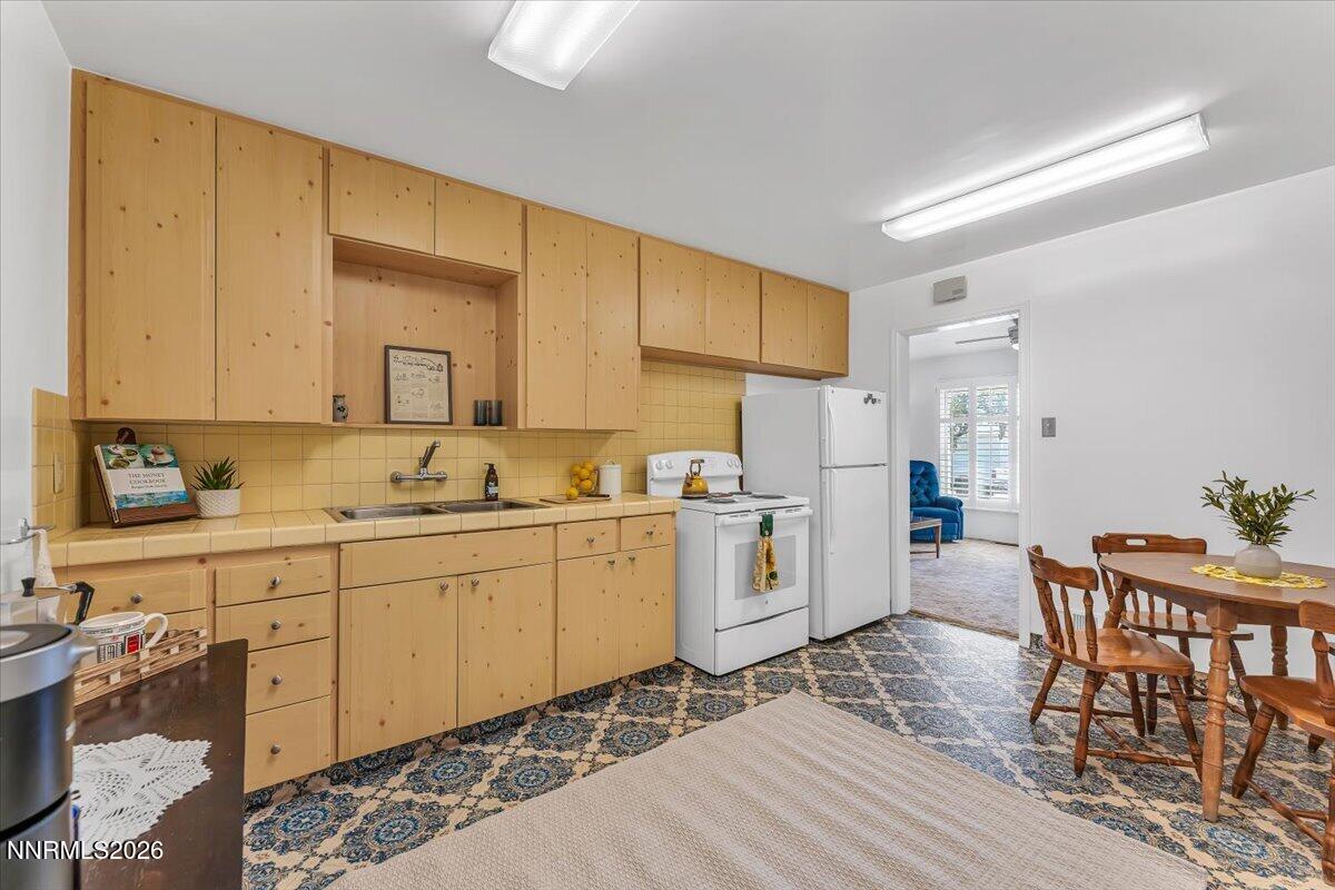 725 Wilkinson Avenue Reno, NV 89502 - Photo 8 of 29 10-725 Wilkinson Ave Reno NV 89502 (10 o