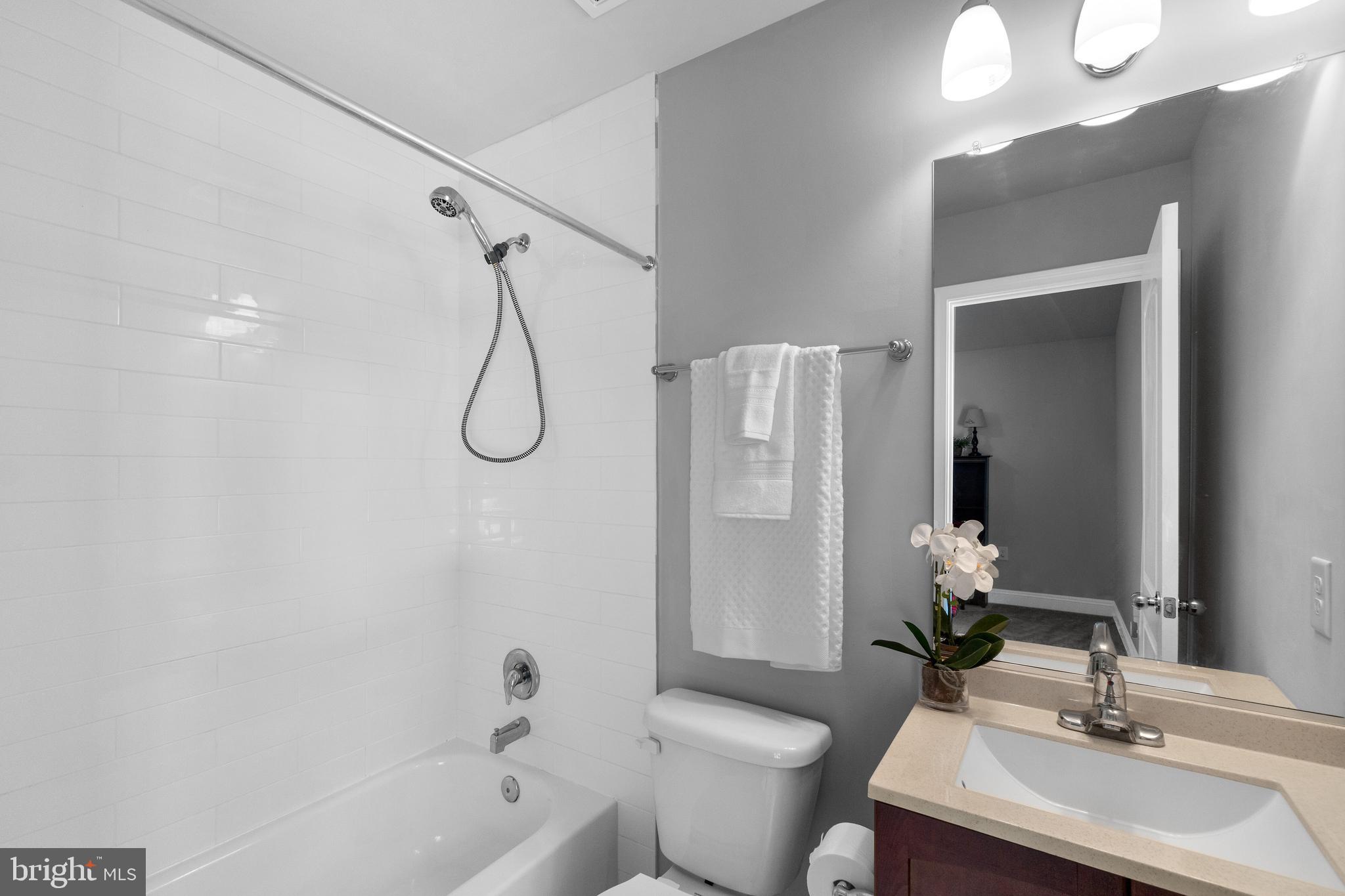 8151 Hog Neck Road Pasadena, MD 21122 - Photo 20 of 44 Primary Bath