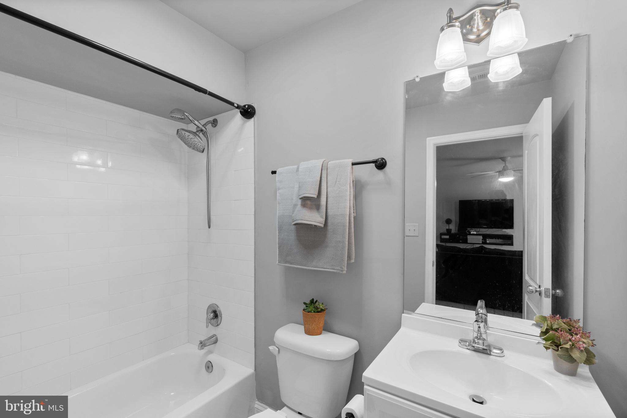 8151 Hog Neck Road Pasadena, MD 21122 - Photo 27 of 44 Full Bath