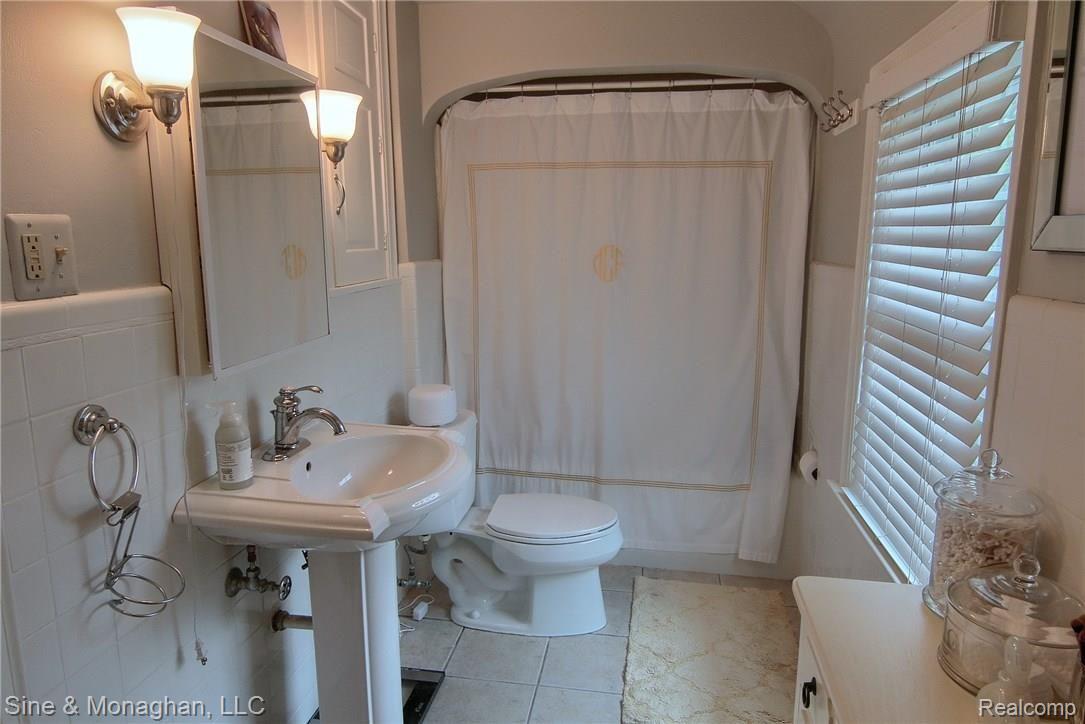 304 Moran Road Grosse Pointe, MI 48236 - Photo 19 of 30 Bathroom.jpg
