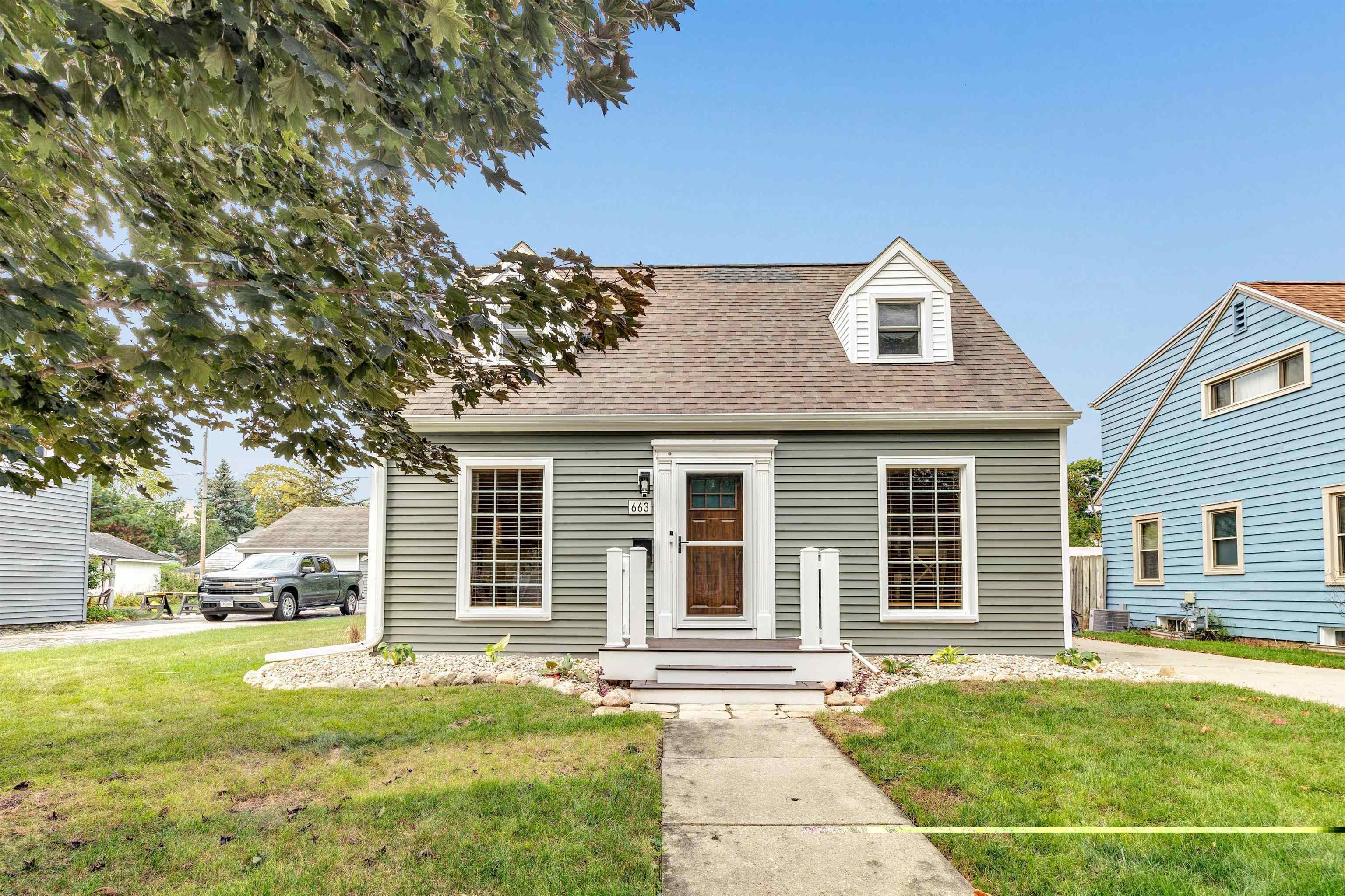 663 Chestnut Street Neenah, WI 54956 - Photo 2 of 33