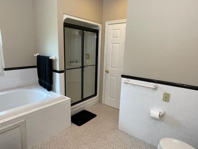 523 Franklin Farms Road Washington, PA 15301 - Photo 20 of 36 Owners suite full bathroom shower