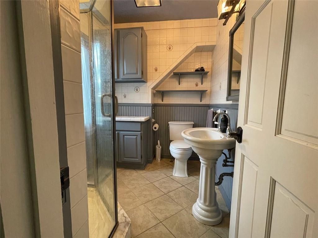 523 Franklin Farms Road Washington, PA 15301 - Photo 24 of 36 Upper lever shared full bathroom