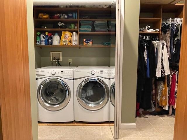 523 Franklin Farms Road Washington, PA 15301 - Photo 29 of 36 Owners suite walk in closet with laundry room