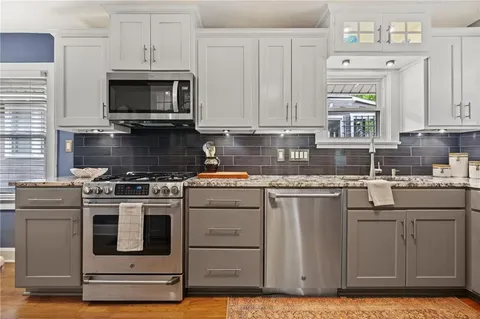 $300,000 | 27 West 74th Street, Kansas City, MO 64114