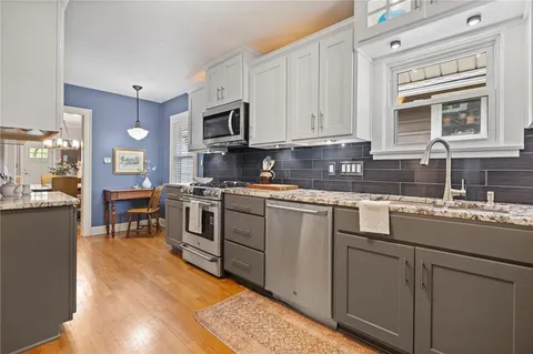 $300,000 | 27 West 74th Street, Kansas City, MO 64114
