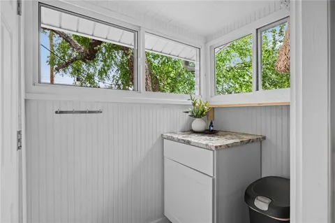 $300,000 | 27 West 74th Street, Kansas City, MO 64114