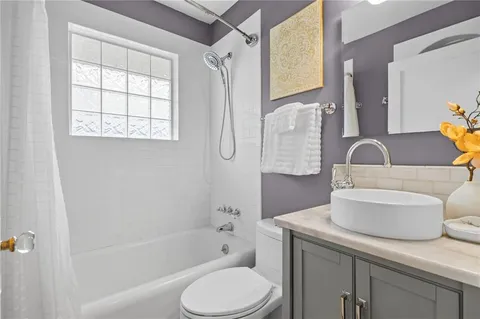 $300,000 | 27 West 74th Street, Kansas City, MO 64114