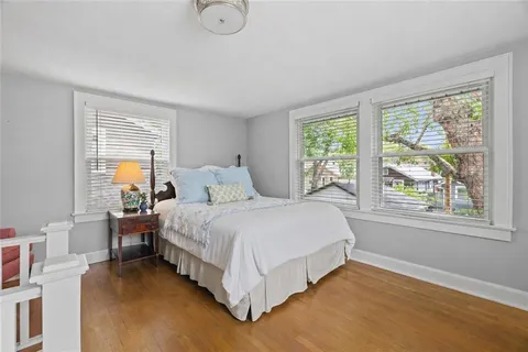 $300,000 | 27 West 74th Street, Kansas City, MO 64114