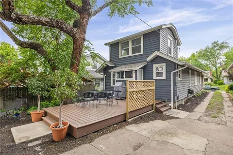 $300,000 | 27 West 74th Street, Kansas City, MO 64114