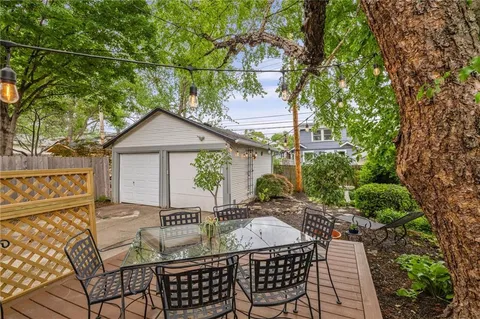 $300,000 | 27 West 74th Street, Kansas City, MO 64114
