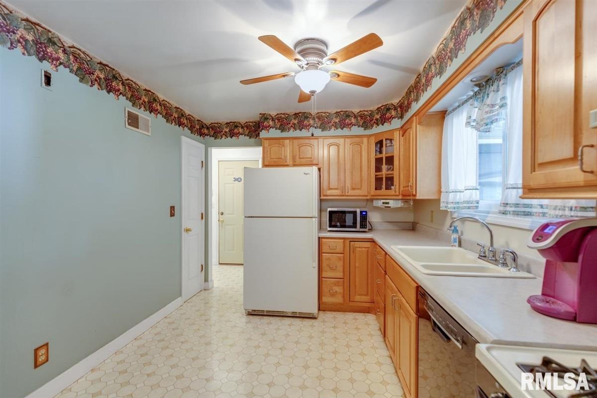 2213 Trowbridge Road Springfield, IL 62703 - Photo 8 of 25