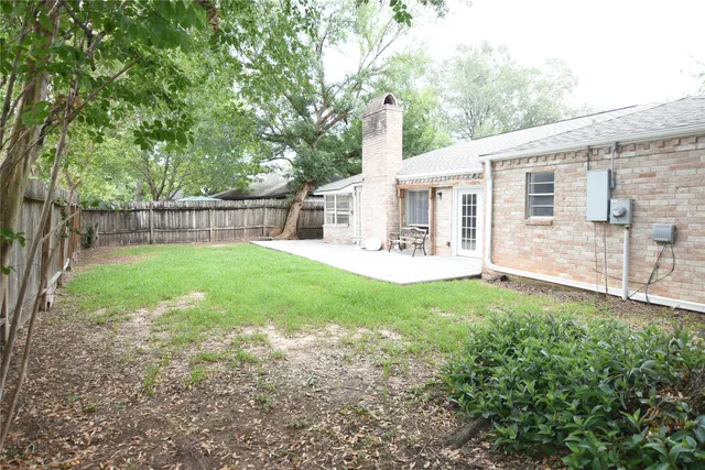 a view of a house with backyard and a garden