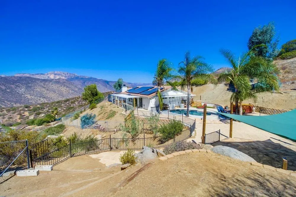 a view of a backyard