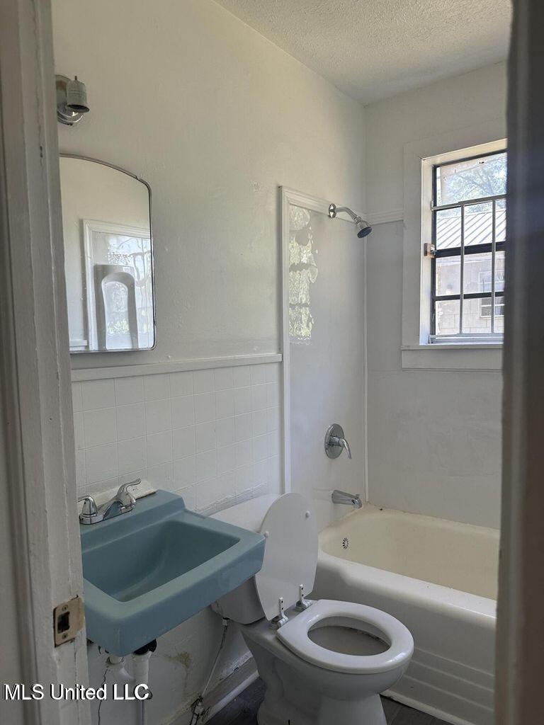 2012 Woodlawn Street, Unit 14 Jackson, MS 39203 - Photo 14 of 16 HallBath