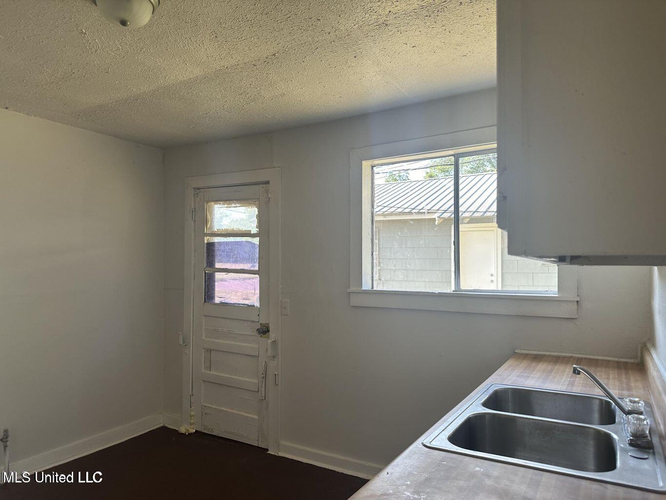 2012 Woodlawn Street, Unit 14 Jackson, MS 39203 - Photo 8 of 16 Kitchen 4