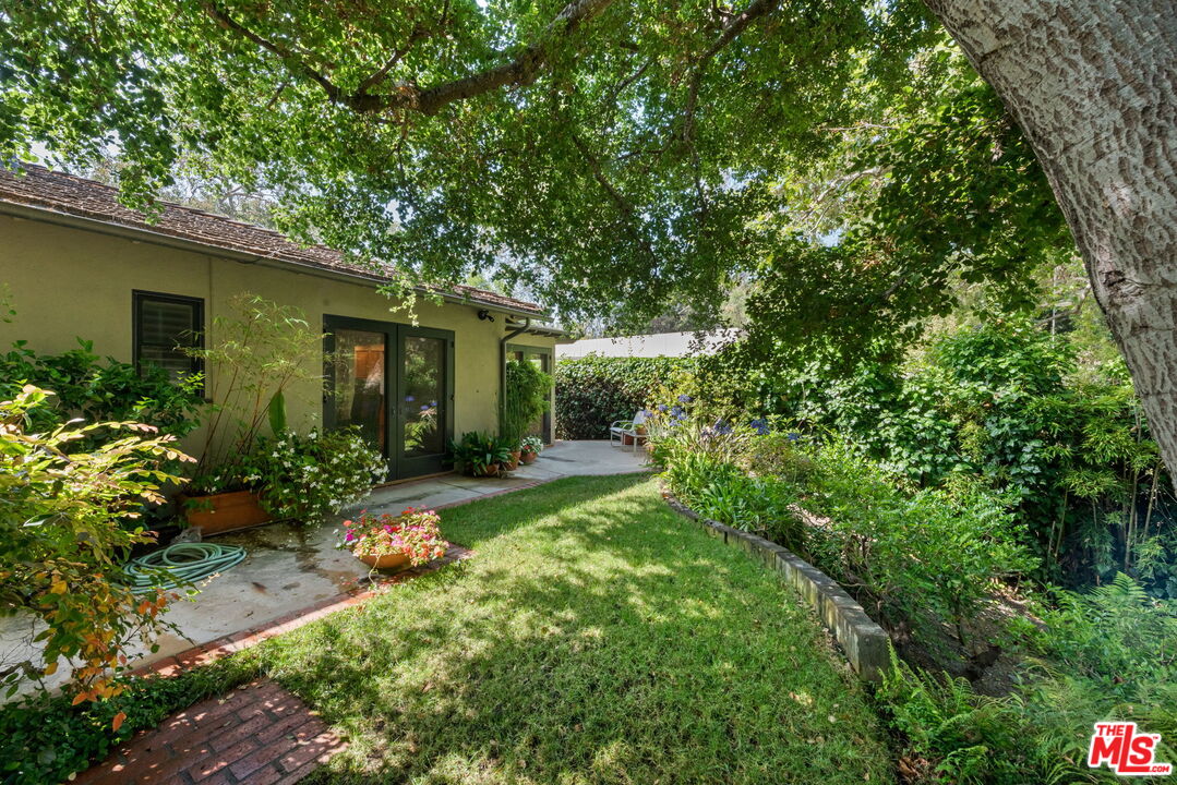 657 Hightree Road Santa Monica, CA 90402 - Photo 27 of 31 a front view of a house with garden