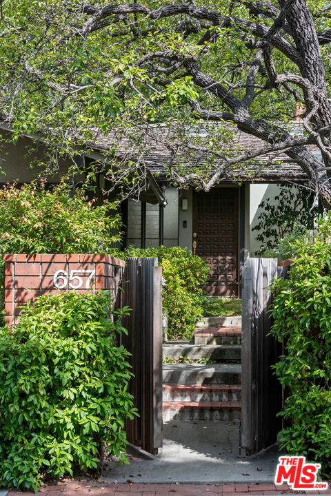 657 Hightree Road Santa Monica, CA 90402 - Photo 3 of 31 a view of a garden with potted plants