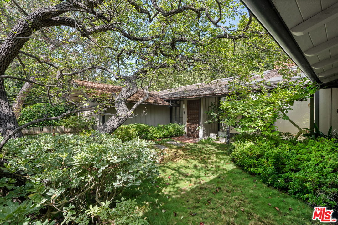 657 Hightree Road Santa Monica, CA 90402 - Photo 8 of 31 a view of a house with a tree