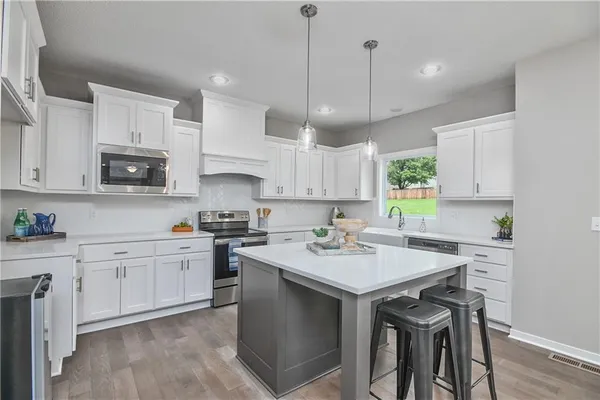 $649,950 | 6118 Lewis Drive, Shawnee, KS 66226