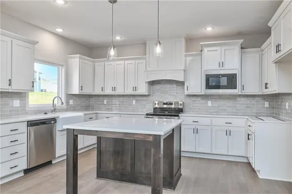 $649,950 | 6118 Lewis Drive, Shawnee, KS 66226