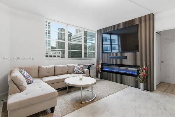 $5,000 | 801 Brickell Bay Drive, Unit 764, Miami, FL 33131
