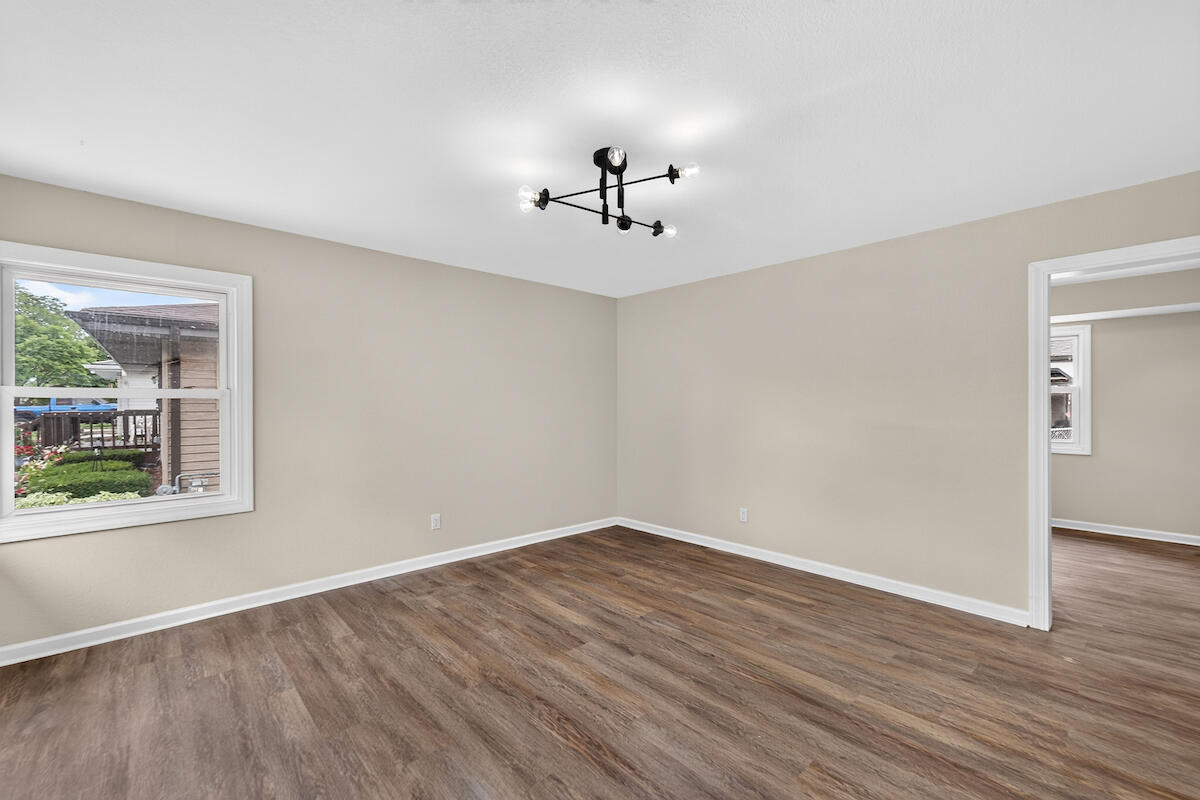 2702 Loraine Avenue Racine, WI 53404 - Photo 3 of 18 DSC06381