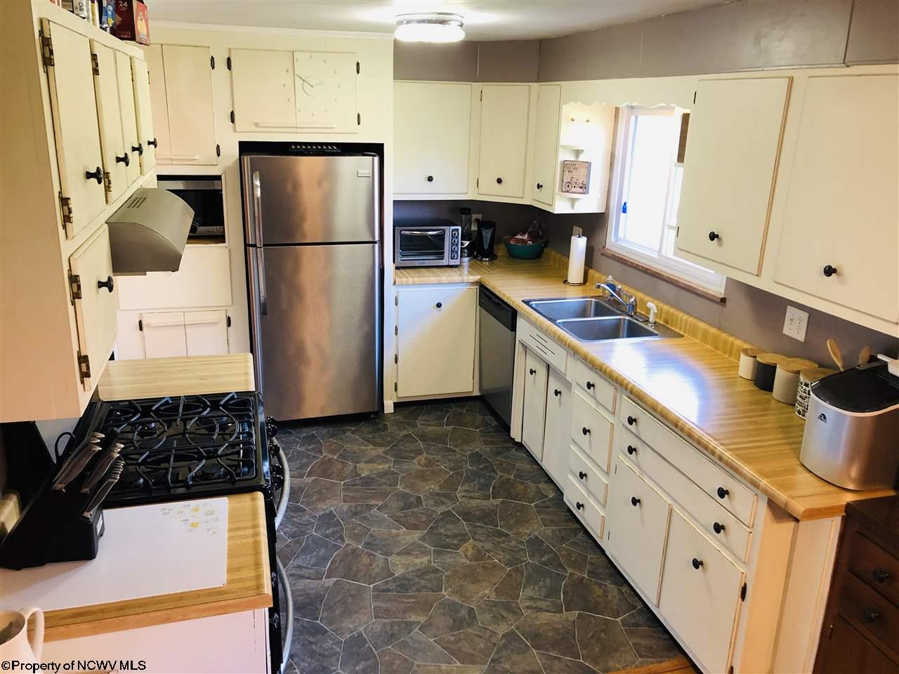 1132 Cloverhill Road Fairmont, WV 26554 - Photo 7 of 27 Gallery Image 7