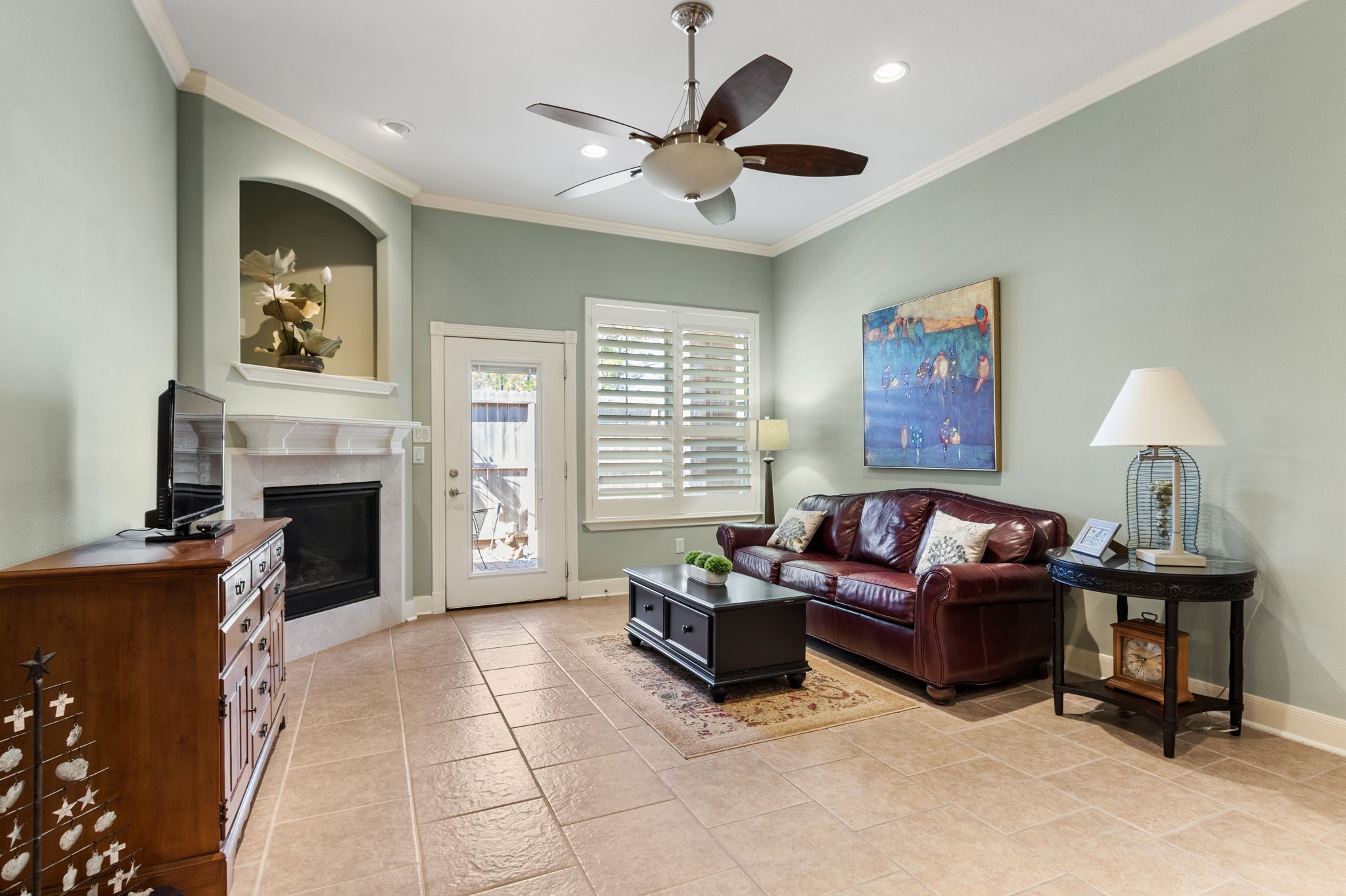 10366 Solitaire Circle Houston, TX 77070 - Photo 13 of 29 Living Room