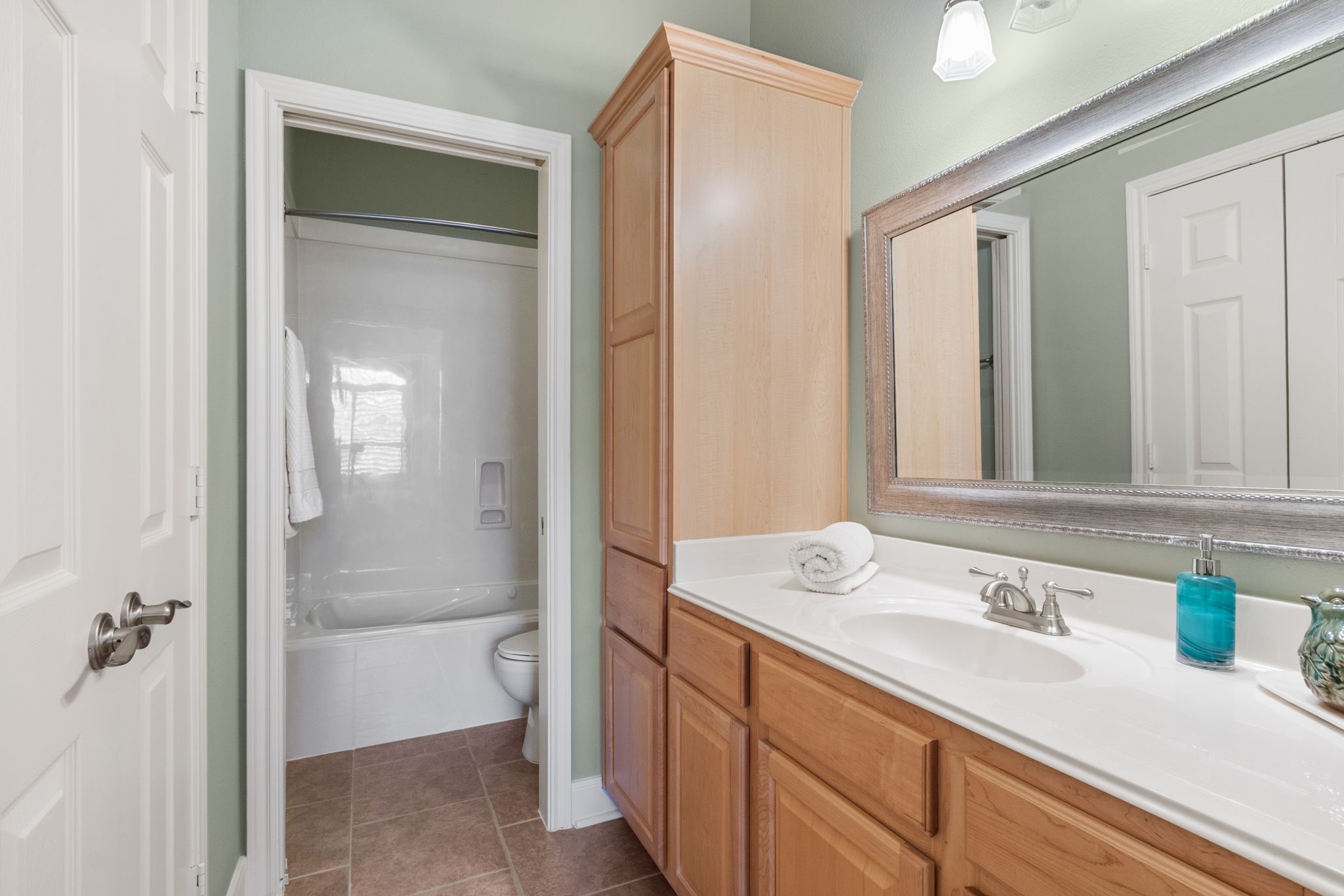 10366 Solitaire Circle Houston, TX 77070 - Photo 8 of 29 Second bathroom right off bedroom