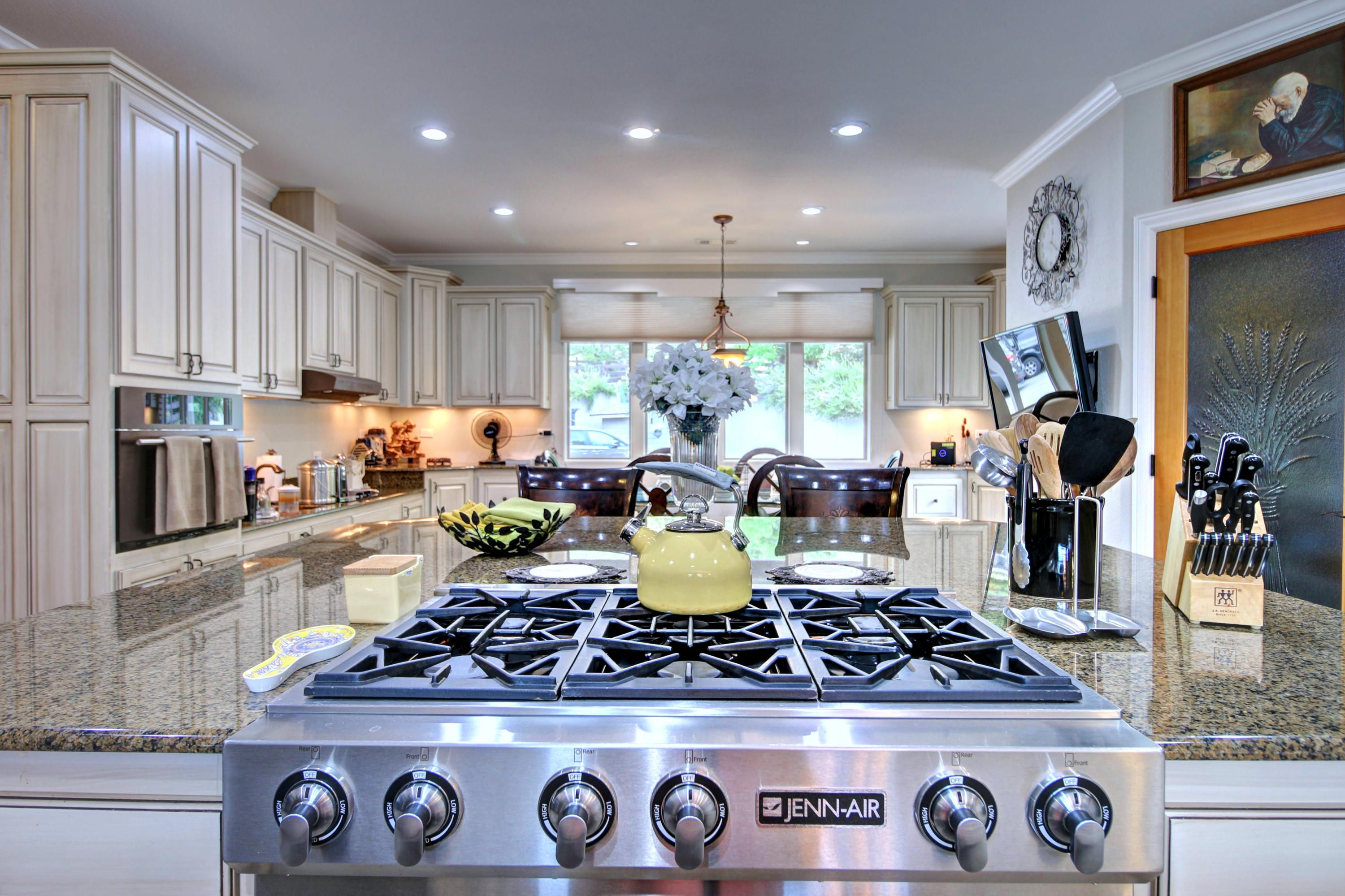 100 Springbrook Drive Grants Pass, OR 97527 - Photo 11 of 57 Gas cooktop